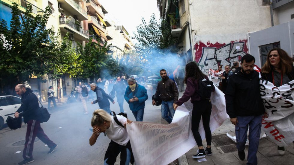 Γονείς και εκπαιδευτικοί προσπαθούν να προστατευτούν από τα χημικά